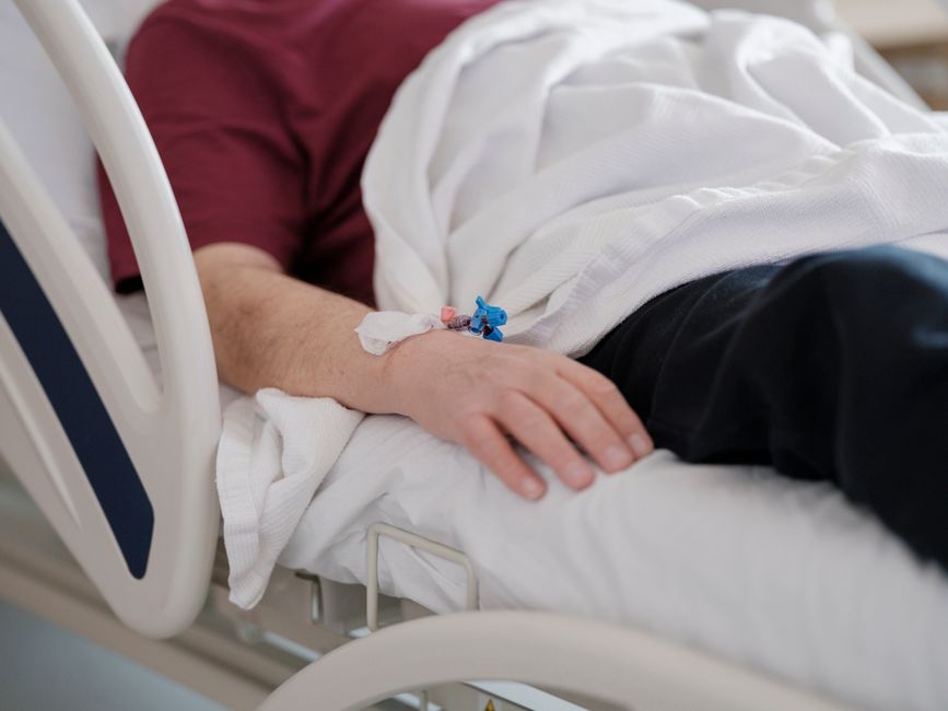 Patient recovering after endoscopic thyroidectomy in a Seoul hospital room
