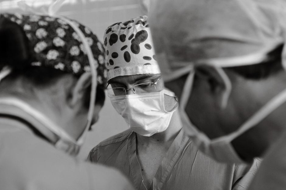 Surgical team performing a chest-contouring gynecomastia procedure in a Korean operating room