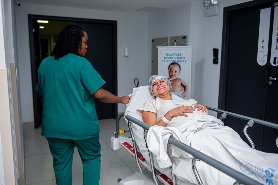 Patient recovering and mobilizing in hospital corridor after laparoscopic colorectal surgery in Korea