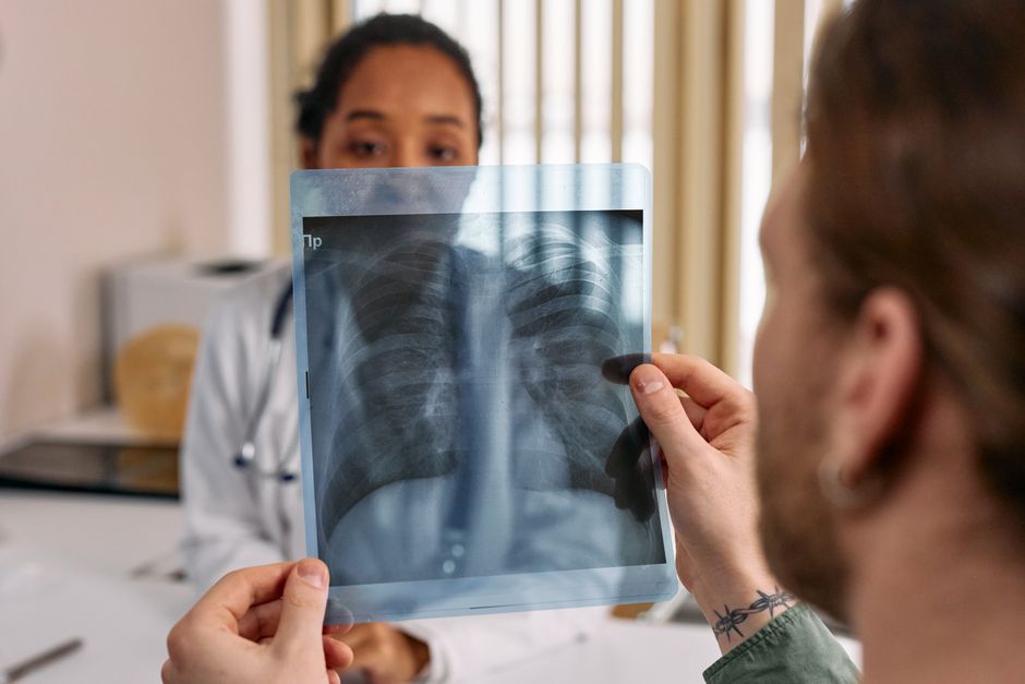 Thoracic surgeon reviewing a chest scan with a patient before lung cancer surgery in Korea