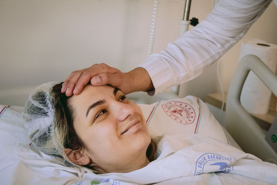 Patient resting comfortably in a private hospital room during recovery after robotic reproductive surgery in Korea